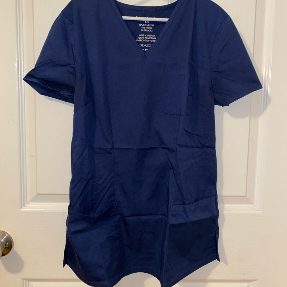 JAANUU SCRUB TOP